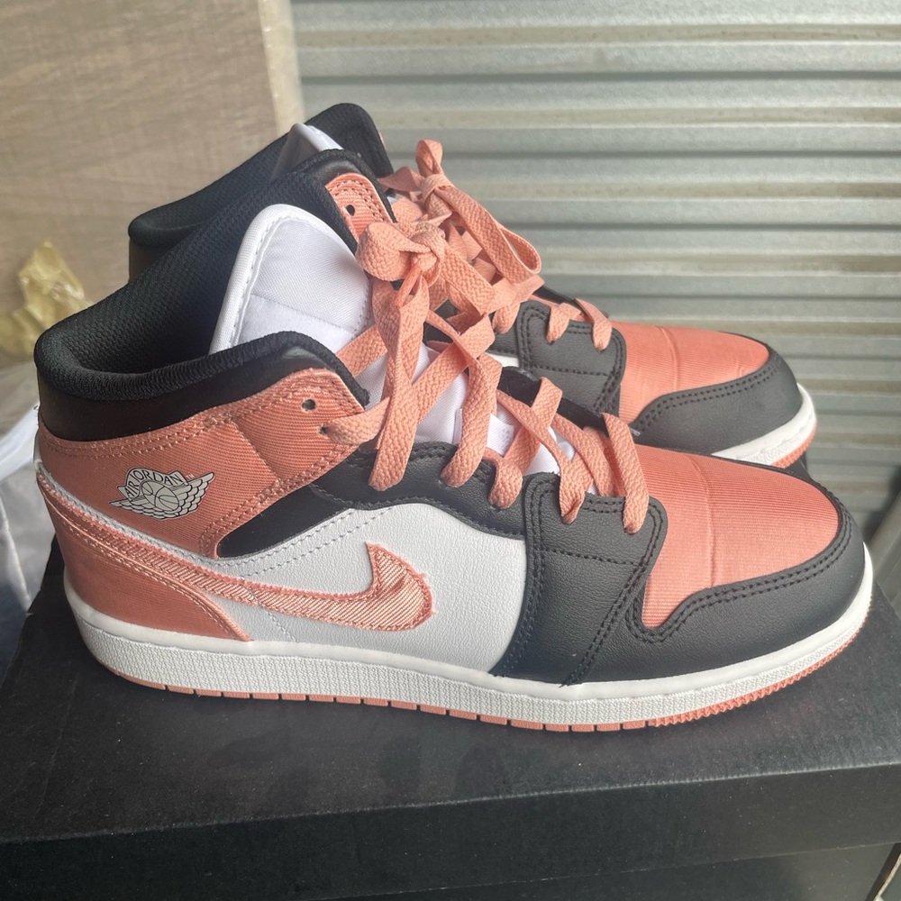 Youth Jordan 1’s Size 7. Lightly worn.
